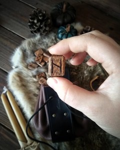 Ensemble de runes Futhark en bois avec pochette en cuir, pierres de divination nordiques faites à la main, cadeau pour les passionnés d'spiritualité - Product Image 2