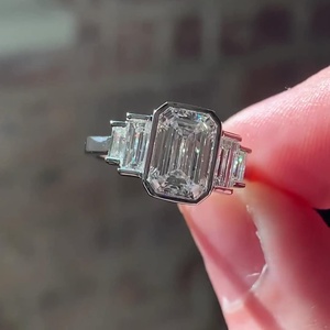 Bague de fiançailles pour femme en platine avec diamant taille émeraude et pierres latérales baguette, style classique - Product Image 6
