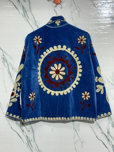 Chaqueta Suzani de Terciopelo Hecha a Mano con Diseño Dinámico Explosivo y Comodidad Superior, Abrigo de Invierno Bohemio con Bordado Floral, Prenda Exterior Artesanal - Product Image 6