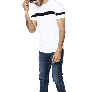 T-shirt blanc à manches courtes pour homme avec bordure contrastante rayée noire, col rond, design tricoté décontracté - Product Image 4