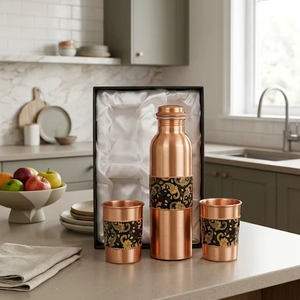 Bouteille d'eau en cuivre de qualité supérieure avec 2 verres, ensemble cadeau, design imprimé, anti-fuite, bienfaits ayurvédiques pour la santé, idéal pour offrir à la maison et au bureau - Product Image 1