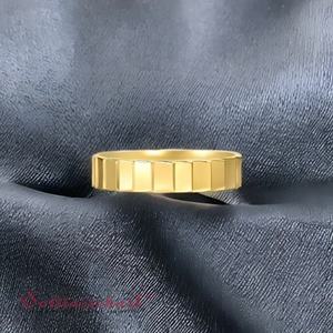 SolitaireKart Audaz y moderno 14K Gold Geometric Band 5,17G Anillos de moda para un aspecto llamativo - Product Image 1