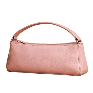 Bolso de hombro estilo rosa, probablemente similar a los modelos de marcas como Bag - Product Image 1