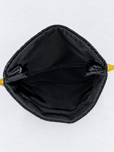 Pochette cadeau en velours noir personnalisée avec cordon doré pour les cadeaux de mariage, les bijoux - Product Image 3