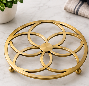 Sous-plat rond moderne en acier inoxydable doré à motif floral, résistant à la chaleur, avec pieds sphériques - Product Image 1