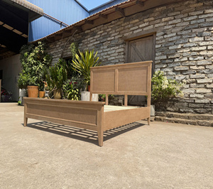 Ensemble de chambre à coucher style campagne française, table à manger rustique en bois massif, chêne du Vietnam, noyer, aulne, acacia, pin, rotin - Product Image 1