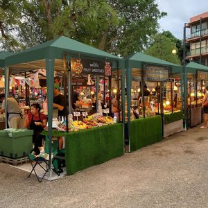 Tenda da Campeggio Pratica 2x2m con Due Porte e Due Finestre, Design Pieghevole ad Angolo Retto, Verde Impermeabile - Product Image 2