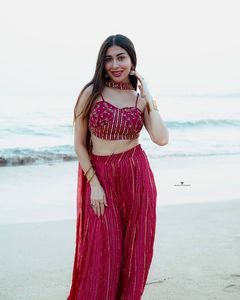 Lehenga choli tradicional étnica india en tela Georgette con lentejuelas para bodas, fiestas y eventos festivos para mujeres. - Product Image 4