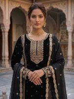Ensemble prêt-à-porter pour soirée, composé d'un haut en georgette entièrement brodé, d'un pantalon brodé et d'un dupatta.