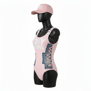 Traje de baño rosa premium para mujer, de poliéster y spandex, con paneles laterales de mezclilla elástica y logotipo bordado con apliques. - Product Image 4
