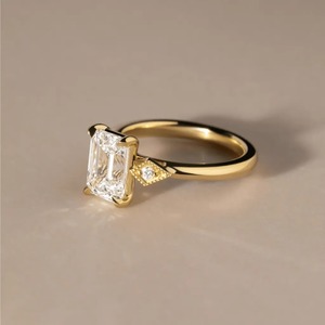 Anillo de Compromiso de Oro Amarillo de 14K con Diamante Cultivado en Laboratorio de Corte Esmeralda de 2CT y Piedras Laterales con Detalles de Diamantes - Product Image 3