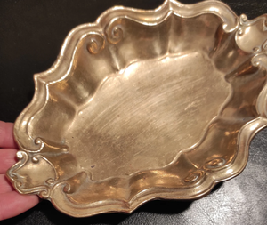 Bol sur pied vintage plaqué argent avec poignées ornées, plat central en métal embossé antique, bol à fruits décoratif doré - Product Image 5