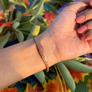 Brazalete de cobre martillado hecho a mano, ajustable, estilo bohemio, unisex. - Product Image 4