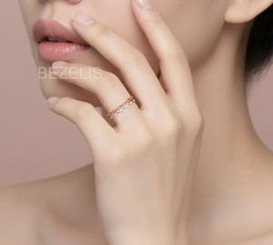 Anillo de Diamantes Cultivados en Laboratorio con Tres Piedras en Forma de Hexágono Escalonado de 01ctw, Diseño de Contorno Escalonado en Platino - Product Image 2