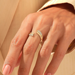 Anillo Abierto de Oro Amarillo con Doble Flecha y Diamante Cultivado en Laboratorio - Product Image 2