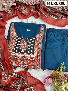 Ensemble Kurti-Pant et Dupatta Mulmul en coton de haute qualité, dernier cri, magnifique, avec tissage imprimé et travail artisanal, achat en ligne en Inde - Product Image 3