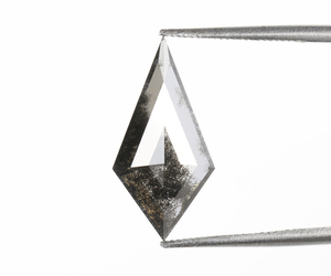 เพชรแล็บทรงไคท์เจียระไนพิเศษ OM GEMS น้ำหนัก 1.70 กะรัต เจาะด้วยเลเซอร์ เพชรแล็บทรงไคท์เจียระไนพิเศษแบบเกลือพริกไทย สำหรับทำเครื่องประดับ - Product Image 3