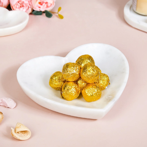 Plateau décoratif en marbre en forme de cœur pour servir des chocolats d'anniversaire, design minimaliste, emballage individuel - Product Image 1