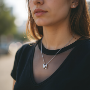 Collana con Ciondolo Lettera M in Acciaio Inossidabile Placcato Oro, Stile Minimalista, Gioielli Unisex alla Moda - Product Image 2