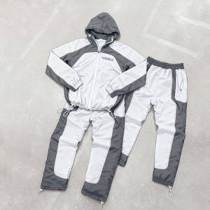 เสื้อโปโลปักโลโก้ผ้าไนลอนโพลีเอสเตอร์ ชุดเซ็ต 2 ชิ้น กางเกงคาร์โก้ ชุดวอร์มผู้ชาย เสื้อยืด กางเกงขาสั้น ชุดแทรคสูทสำหรับผู้ชาย - Product Image 1