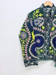 Chaqueta acolchada de terciopelo verde oscuro, bordada a mano con hilo floral Suzani, de primera calidad, para mujer, con abertura frontal y manga larga. - Product Image 4