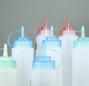 Bouteilles à presser avec bouchon à bec verseur 450 ml, contenants à condiments en plastique PP pour la cuisine, forme cylindrique, design à bouchon à vis - Product Image 6