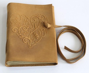Encanto rústico con cuerdas decorativas de cuero cosidas en el lomo, cubierta frontal con diseño de corazón en relieve, diario de cuero. - Product Image 1