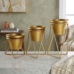 Jardinière d'extérieur multifonctionnelle durable en fer avec revêtement en poudre, design triangulaire et drainage - Product Image 1