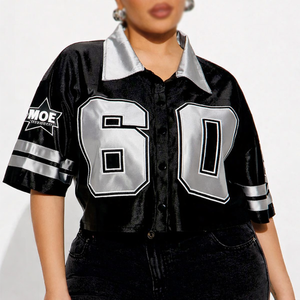 قمصان بيسبول نسائية قصيرة بالجملة، سوداء من الساتان بأكمام قصيرة وأزرار، توب ستريت ستايل، ملابس الشارع، قميص كرة القدم الأمريكية - Product Image 1