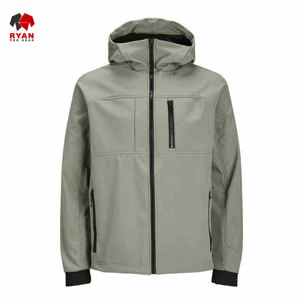 แจ็คเก็ตซอฟต์เชลล์ดีไซน์พิเศษสำหรับผู้ชายจาก Ryan Pro Gear เนื้อผ้านุ่มสบาย ปิดด้วยซิป พร้อมโลโก้แบบกำหนดเอง คอเสื้อมีฮู้ด - Product Image 1