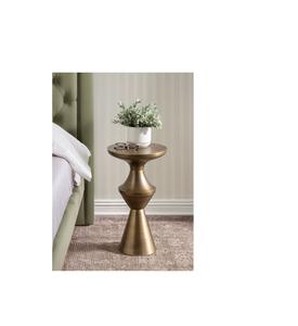 Mesa auxiliar metálica glamurosa que mejora el espacio de asientos con un toque de lujo, estructura pulida, opción de mueble decorativo moderno. - Product Image 1