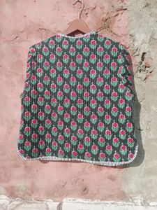 Chaqueta de Algodón Acolchada Floral Hecha a Mano: Prenda Reversible para Mujer - Product Image 3