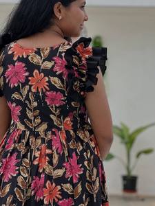 Vestido Floral Midnight Blossom, Vestido Negro Garden Grace, Elegante Vestido Maxi Bloom, Vestido Black Petal Breeze, Vestido Maxi Floral Dream - Product Image 2