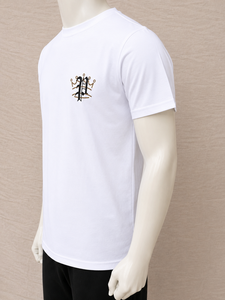เสื้อยืดแขนสั้นสีขาวสำหรับผู้ชาย คอกลม ทรงปกติ พิมพ์ลายโลโก้ตัวอักษรสีทอง สวมใส่สบายๆ - Product Image 4