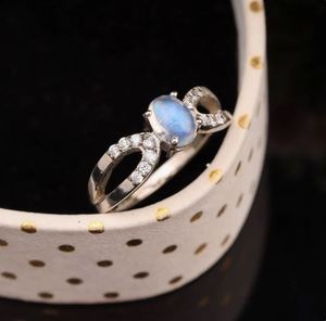 Anillo de Compromiso de Lujo para Mujer, con Piedra Lunar Arcoíris Azul Fuego Natural, Corte Ovalado, Plata de Ley, Chapado en Oro de 14k - Product Image 1