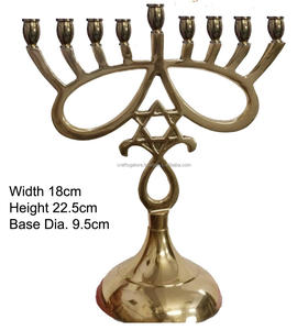 Menorá Tradicional de Latón de 7 Brazos para Hanukkah, Diseño Intrincado de Estrella de David, Acabado Dorado, Artesanía Metálica Ornamentada Tallada para el Hogar - Product Image 2