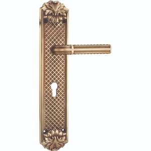 Hecho de metal de alta calidad para una belleza y durabilidad duraderas, una impresionante manija de puerta que complementa interiores elegantes. - Product Image 4