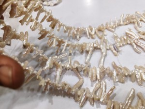 ลูกปัดมุกธรรมชาติสีขาวทรงดินสอขนาด 15-45 มม. คุณภาพสูง ขายเป็นเส้น ความยาว 16 นิ้ว - Product Image 2