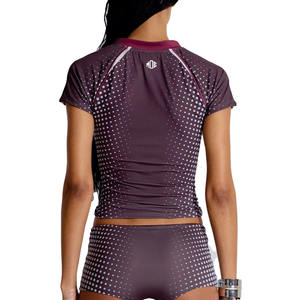 Ensemble de sport 2 pièces pour femme, coupe ajustée, haut de football américain en polyester extensible et short, tenue d'équipe personnalisée, services OEM - Product Image 2