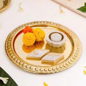 Plateau de service rond vintage en métal doré avec poignées, bord ajouré poli, motif soleil, pour fête, fait main, en bronze - Product Image 2