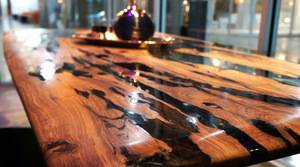 Table à manger moderne en bois massif avec bord naturel et plateau en résine époxy bleue, construction artisanale durable, qualité supérieure - Product Image 4