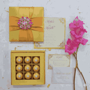 Boîte d'invitation de mariage de luxe aspect soie dorée, ruban croisé en satin ambré, broche en cristal rose, étui en ivoire - Product Image 4