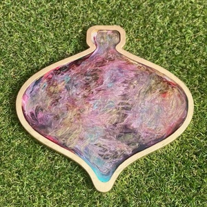 Elegante bandeja de servicio de madera ecológica con incrustaciones de resina geométrica artesanal duradera e impermeable - Product Image 1