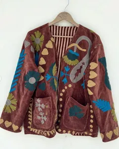 Veste d'extérieur matelassée traditionnelle bohème en velours Suzani tricoté à la main, 100 % coton respirant, broderie florale surpiquée - Product Image 1