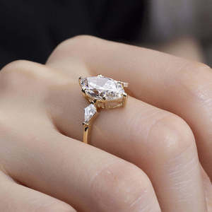 Anillo de Compromiso con Tres Diamantes Corte Marquesa en Oro Amarillo, Anillo de Diamantes Marquesa de Inspiración Vintage, Diamante Cultivado en Laboratorio - Product Image 4