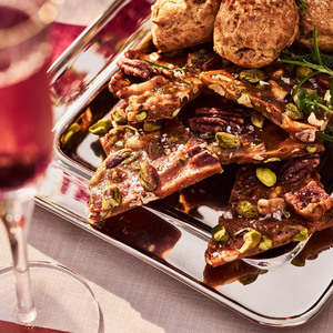 Ensemble de plateaux de service rectangulaires en métal argenté poli, au design épuré et aux surfaces brillantes et réfléchissantes, pour servir les aliments - Product Image 5