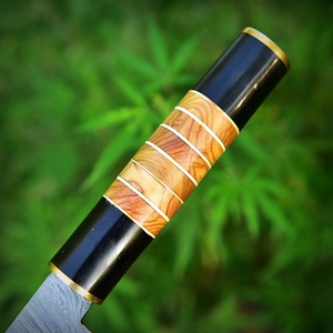 Couteau de chef artisanal en acier Damas de haute qualité, manche en bois ambidextre, finition polie, compatible lave-vaisselle - Product Image 2