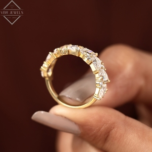 Anillo de media eternidad de lujo con diamantes redondos en forma de pera, engaste de púas en oro amarillo, joyería de boda para mujer - Product Image 5