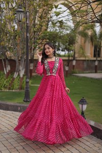 Robe ample style Inde-Pakistan en faux georgette, rose, traditionnelle pour Navratri, avec imprimé Laheriya et patchwork Kutchi. - Product Image 3