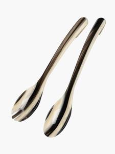 Ensemble de 2 cuillères à salade en corne naturelle écologiques, marron et noir à motifs, ustensiles écologiques pour un service de table moderne - Product Image 2